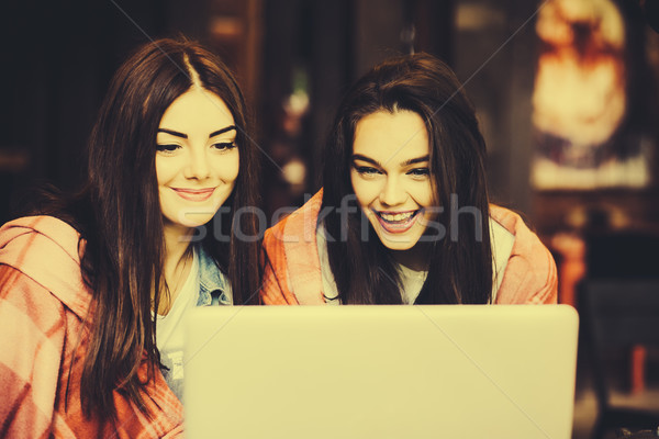 Foto stock: Dos · ninas · viendo · algo · portátil · jóvenes