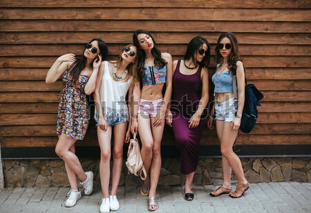 Vijf mooie jonge meisjes buitenshuis Stockfoto © tekso