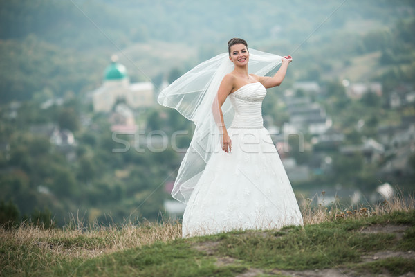 Schönen jungen Braut Kamera Stadt Abstand Stock foto © tekso