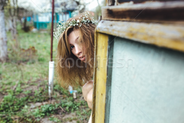 Fata frumoasa spionaj cineva luxuriant grădină primăvară Imagine de stoc © tekso