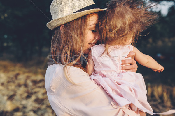 Stockfoto: Moeder · dochter · samen · buitenshuis · gelukkig · lachend