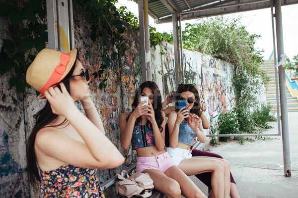 Vier schönen Mädchen Bushaltestelle drei Aufnahme Stock foto © tekso