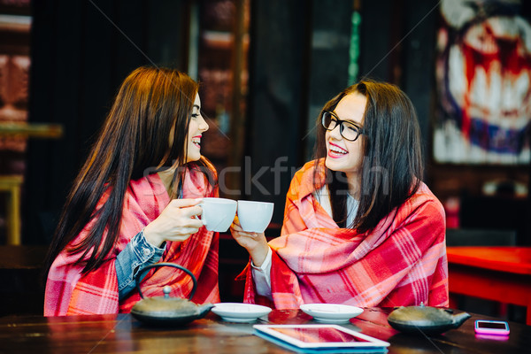 Kettő fiatal gyönyörű lányok pletykál terasz Stock fotó © tekso