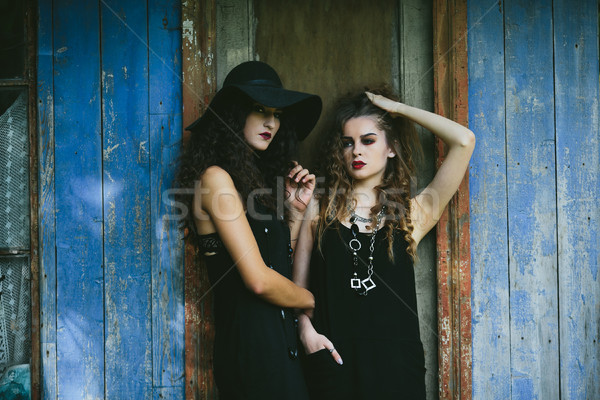 Dwa vintage kobiet stwarzające obok opuszczony Zdjęcia stock © tekso