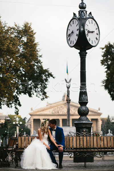 Stock foto: Hochzeit · Paar · entspannenden · Bank · Stadt · Zentrum