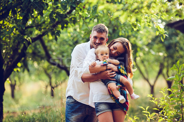 Stok fotoğraf: Baba · anne · küçük · kız · çiftlik · ağaçlar · kadın