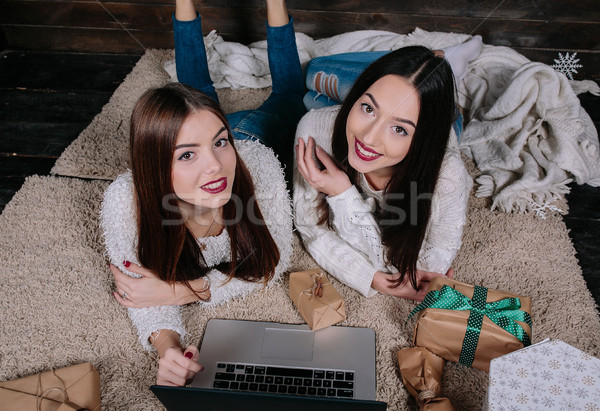 Foto stock: Dos · hermosa · ninas · mentir · piso · portátil