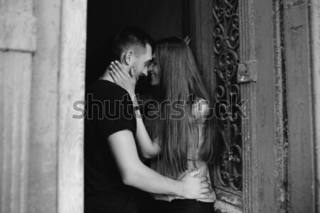 Paar poseren deuropening camera liefde gelukkig Stockfoto © tekso