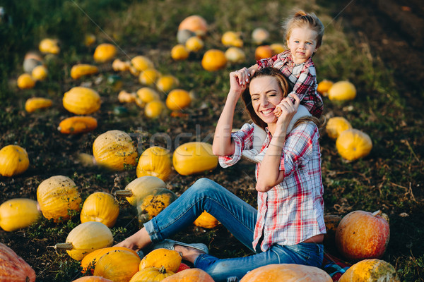 Madre giocare figlia campo zucche halloween Foto d'archivio © tekso