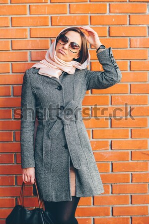 Fată prezinta roşu zid de cărămidă tineri fata frumoasa Imagine de stoc © tekso
