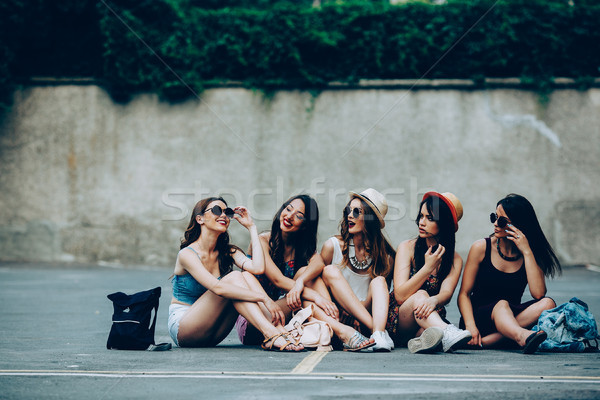 Pięć piękna młodych dziewcząt relaks miasta Zdjęcia stock © tekso