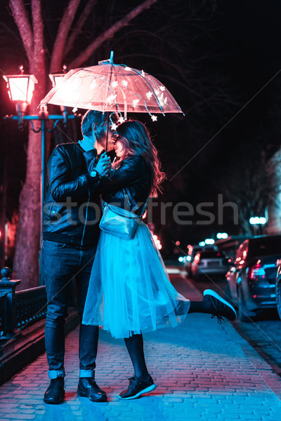 Foto stock: Cara · menina · beijando · guarda-chuva · noite · rua