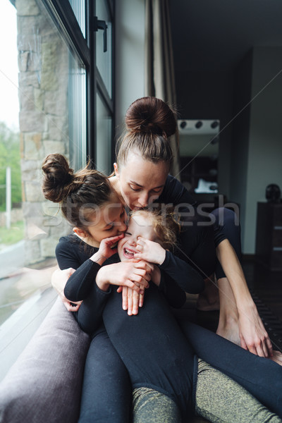 Foto stock: Mamá · dos · junto · ventana · maternidad · mujer