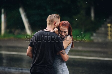 Mooie paar zoenen regen buiten weg Stockfoto © tekso