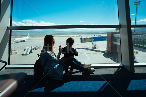 小 男孩 母親 坐在 機場 出發 商業照片 © tekso