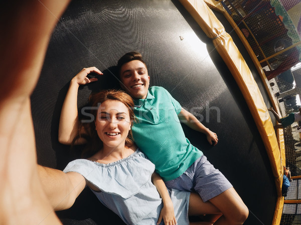 Casal mentir trampolim parque feliz Foto stock © tekso
