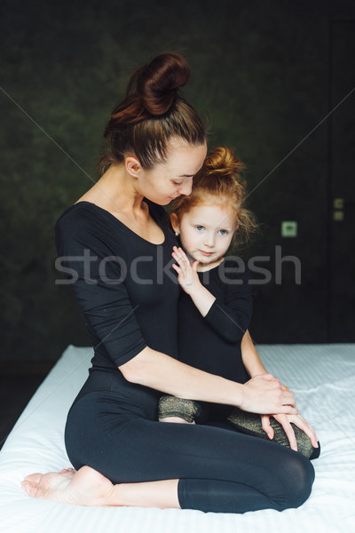 Mama córka zabawy bed sypialni kobieta Zdjęcia stock © tekso