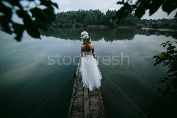 Stock fotó: Esküvő · pár · öreg · fából · készült · móló · pózol