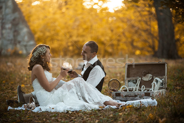 Foto d'archivio: Bella · wedding · Coppia · picnic · albero · bere