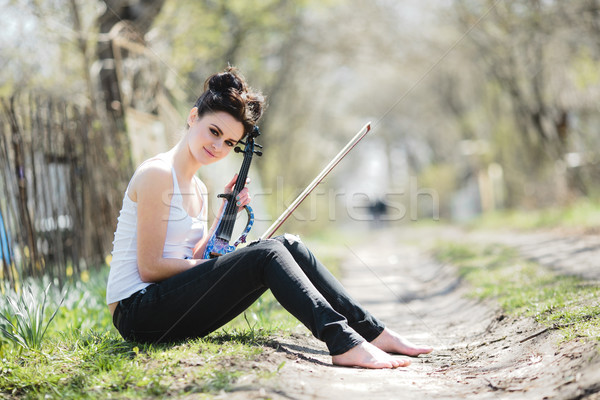 Foto d'archivio: Bella · ragazza · violino · mani · posa · seduta · erba