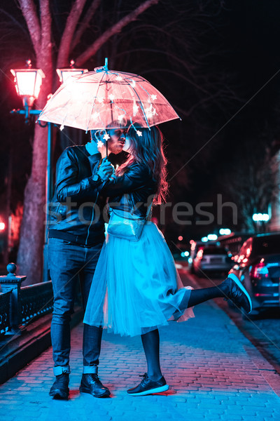 Foto stock: Cara · menina · beijando · guarda-chuva · noite · rua