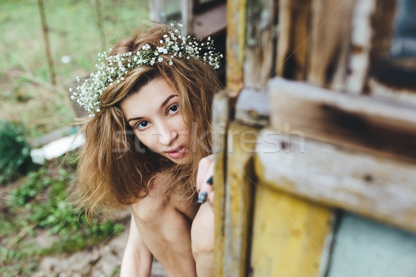 Fata frumoasa spionaj cineva luxuriant grădină femeie Imagine de stoc © tekso