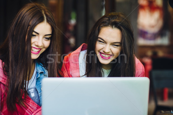 Foto stock: Dois · meninas · assistindo · algo · laptop · jovem