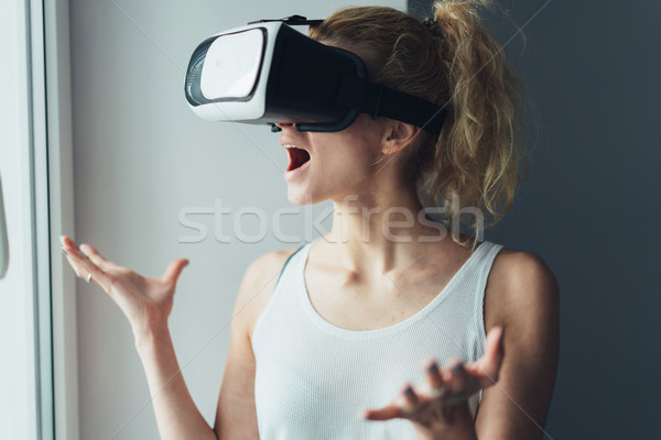 Frau Headset nachschlagen Objekte Wirklichkeit Stock foto © tekso