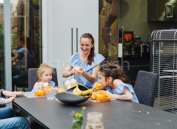 Foto stock: Mamãe · filha · cozinha · alimentação · laranjas · mulher