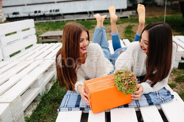 Meisjes liggen bank geven ander geschenken Stockfoto © tekso