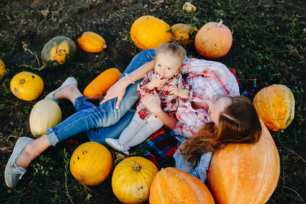 Foto stock: Madre · hija · mentir · calabazas · campo · halloween