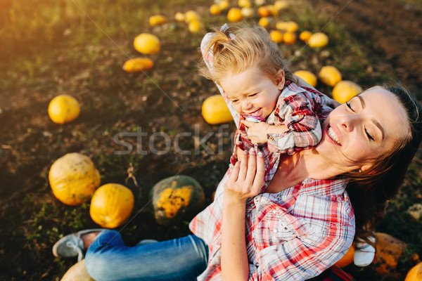 Madre jugando hija campo calabazas halloween Foto stock © tekso
