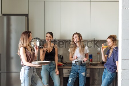 Fünf schönen jungen Mädchen Kleider posiert Stock foto © tekso