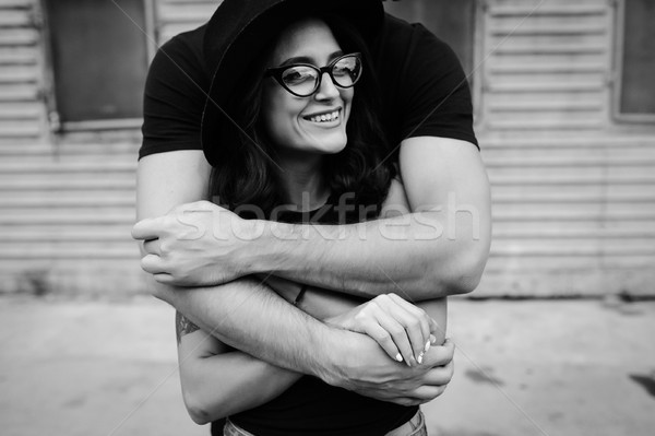 商业照片: 家伙 · 拥抱 · 女朋友 · 背后 · 灰色 ·墙