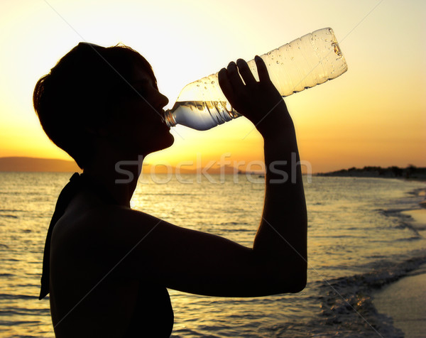 Durstig Frau Silhouette Trinkwasser Strand Wasser Stock foto © tepic