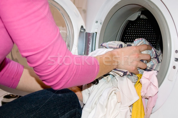 Kobieta nadzienie pralka pranie domu strony Zdjęcia stock © tepic