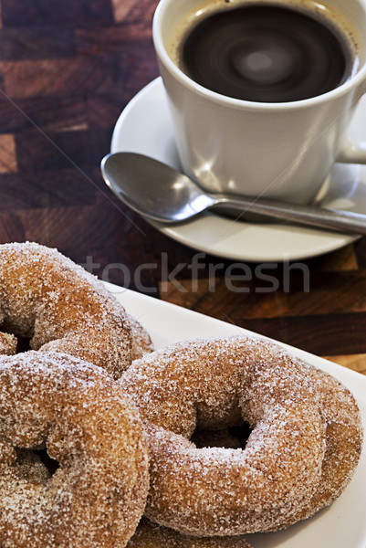 [[stock_photo]]: Donuts · café · plaque · élevé · chaud · tasse