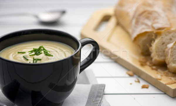 Supa de cartofi cană complet proaspăt făcut în casă smântână Imagine de stoc © thisboy