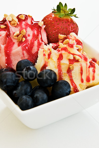 Fagylalt sundae tál vanília eper áfonya Stock fotó © thisboy