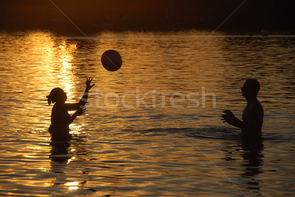 Paar spielen Ball Liebe Wasser Sonnenuntergang Stock foto © thomaseder