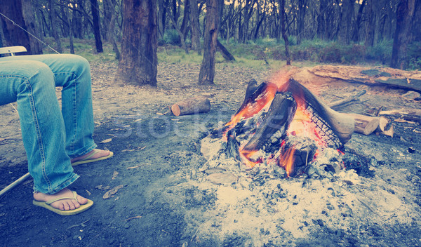 Picioare foc de tabara instagram stil persoană amurg Imagine de stoc © THP