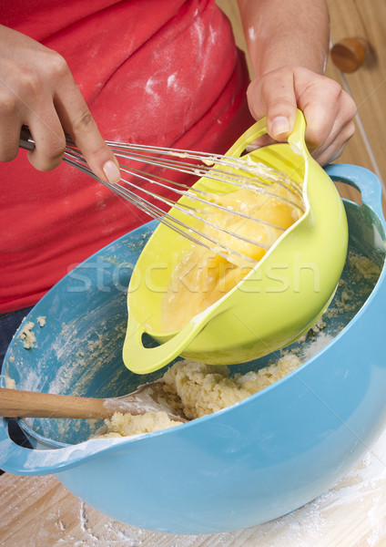 Kadın pişirme mutfak parlak çanaklar ev Stok fotoğraf © THP