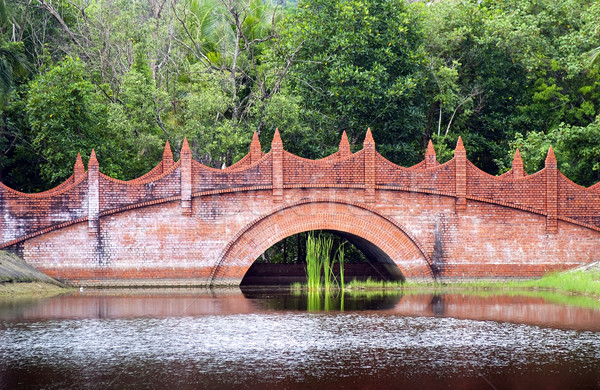 Clássico ponte vermelho tijolo edifício árvores Foto stock © THP