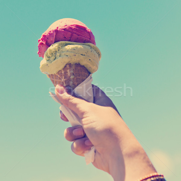 Fagylalttölcsér felfelé forró nyár égbolt kéz Stock fotó © THP