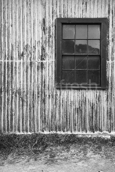Roşu perete staniu fereastră nisipos teren Imagine de stoc © THP