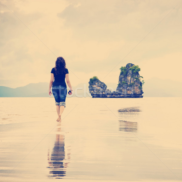 Tengerpart sétál fiatal nő egyedül víz test Stock fotó © THP