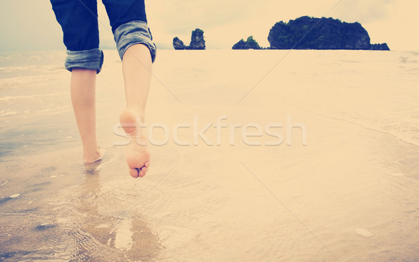Praia caminhada mulher jovem sozinho água corpo Foto stock © THP