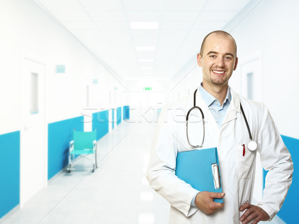 Stock foto: Lächelnd · jungen · Arzt · Gang · Krankenhaus · Lächeln