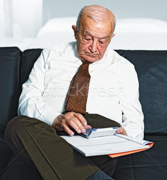 человека вычислять расходы старик сидеть диван Сток-фото © tiero