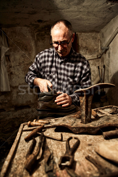 Muncă vechi Unelte mână om lucrător Imagine de stoc © tiero